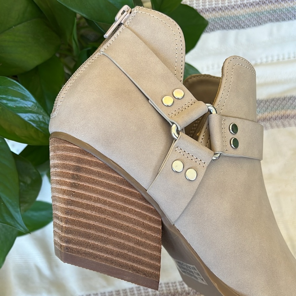 DV Dolce Vita Women’s Kramer Buckle Harness Cut-Out Taupe Ankle Heel Boots, 8.5 - Picture 13 of 17